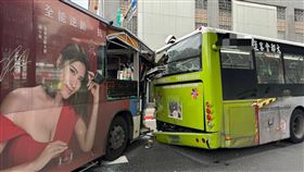 北市公車追撞事故  2名駕駛移送偵辦台北市喜來登飯店前17日發生2輛公車追撞事故，據警方調查，案發時大都會客運準備右轉鎮江街口，正停等待前方行人通過，不料卻遭後方大有巴士撞上，事故造成1死15傷，肇事23歲謝姓女駕駛稱剎車不及，警方詢後送辦2輛公車駕駛。（翻攝照片）中央社記者黃麗芸傳真  113年11月17日