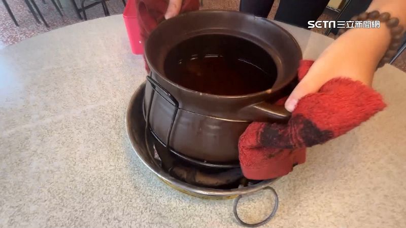 桌椅較矮，放熱湯及炭火比較安全。（圖／資料照）