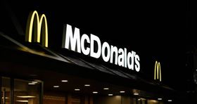 麥當勞近期推出厚鬆餅堡引發民眾搶購。（示意圖／翻攝自unsplash）

