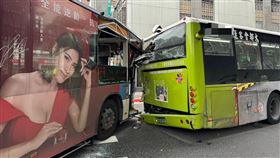 台北市忠孝東路、鎮江街口，今早兩輛公車追撞，造成1死15傷重大事故。（圖／翻攝畫面）