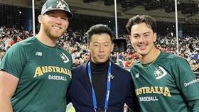 鄭宗哲請澳洲隊Solomon Maguire(左)、Blake Townsend(右)喝飲料。(圖/中華棒協提供)