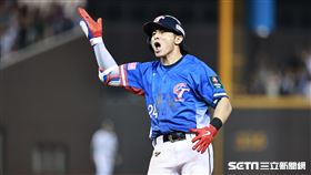 ▲世界12強棒球錦標賽，台灣隊中外野手陳傑憲敲出安打送回陳晨威。（圖／記者劉彥池攝影）