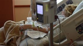 中國安徽省一對新婚夫妻在婚後2個月才檢查出妻子確診腸道惡性腫瘤末期。馮姓丈夫在照顧妻子幾個月後，以「外出打工賺錢」為由離開，然後就此失聯。（示意圖／翻攝pixabay）