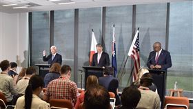 首頁 / 國際
澳日美防長會談 聯合聲明強調台海和平重要性
2024/11/17 19:55（11/17 20:28 更新）
日本防衛大臣中谷元（立者左起）、澳洲國防部長馬勒斯及美國國防部長奧斯汀17日齊聚達爾文舉行會談。（圖取自x.com/ModJapan_jp）