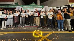 路權團體發起守夜活動，哀悼交通事故傷亡者，並盼外界重視交通問題，防止悲劇重演。（圖／翻攝自林月琴臉書）
