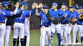 ▲世界12強棒球錦標賽，台灣隊11：3擊敗澳洲，球員賽後擊掌慶祝勝利。（圖／記者劉彥池攝影）