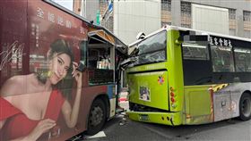 台北市忠孝東路、鎮江街口，今早兩輛公車追撞，造成1死15傷重大事故。（圖／翻攝畫面）