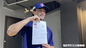 ▲台灣隊12強選手潘傑楷，與「道歉表」合照，隨後撕毀丟進垃圾桶。（圖／記者張沛嘉攝影）