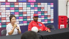 古巴隊總教練強森（右）出席賽後記者會。（圖／WBSC提供）