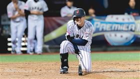 日本隊主戰中外野手辰己涼介比賽時不慎被古巴王牌莫伊尼洛砸到右手手肘，當下痛到表情扭曲，最後提前傷退。（圖／WBSC提供）