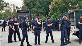 保二總隊派出大批警力到科學園區驅離、逮捕債權人，遭控財團門神。（讀者提供）
