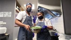 陳致遠（左）與林秀琴（右）投資港式飲茶店，當起「打工人」在店內實習。（翻攝自陳致遠IG）