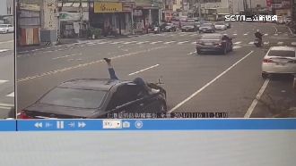 轎車失控釀2傷　女騎士撞破玻璃「倒插」
