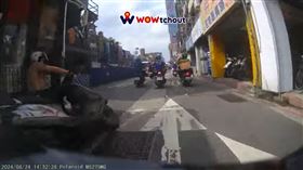 大有客運謝姓女司機（23歲）昨天開公車行經北市忠孝東路時，追撞前方一輛停在路口禮讓路人過馬路的公車，造成1死15傷事故。北市公共運輸處指出，謝女今年1月取得大客車駕駛執照，2月到職，無違規紀錄，但今年8月有1件肇事紀錄，當時造成一名女騎士受傷。