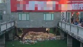 豆腐渣,工程,中國,超市,雲林,坍塌,墜河,受傷（圖／翻攝微博）