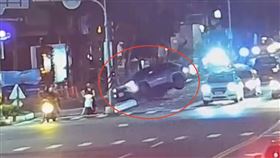 你累了嗎？台中運將「衝上分隔島」糗卡死