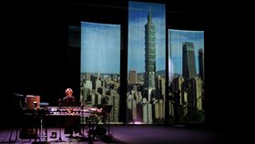 舞台劇「這不是個大使館」 音樂演奏劇照舞台劇「這不是個大使館」14至17日於「巴黎秋天藝術節」巡演，4場皆幾乎爆滿。許多觀眾告訴中央社，配樂，以及演員演唱的「雨夜花」、「中華民國頌」等歌曲非常真摯感人，是他們最喜歡的部份之一。（Claudia Ndebele提供）中央社記者曾婷瑄巴黎傳真  113年11月18日