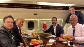 川普，速食，漢堡，薯條，馬斯克，兒子，小羅勃甘迺迪（圖／翻攝自Ｘ平台@DonaldJTrumpJr）