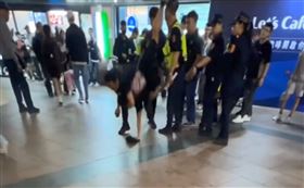 新北歡樂耶誕城,屁孩,青少年,聚集,過肩摔,