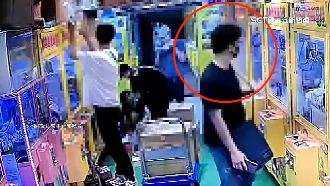 西門町男涉偷拍　「二度彎腰」手機拍裙底