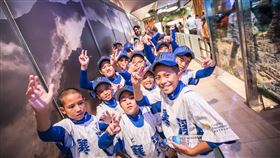 遠雄文教公益基金會執行長楊舜欽(後排中)與台北101董事長賈永婕，陪同宜蘭寒溪國小、新北中港國小少棒隊，欣賞「夢想高飛」公益棒球展品
小球員們欣賞大谷翔平紀念球
台北101董事長賈永婕，現身向小球員解說展出的大谷翔平紀念球、球衣
宜蘭寒溪國小、新北中港國小少棒隊專心聽現場導覽，介紹台北101「鎮樓之寶」風阻尼球
首次來到台北101觀景台的開心小球員們