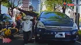 騎士路過車禍，比倒讚，下秒也撞車 網:沒看過來這麼快的報應(圖／翻攝自WoWtchout - 地圖型行車影像分享平台 YT)