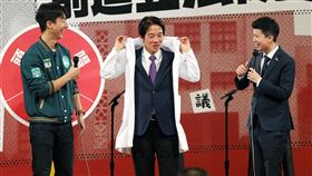 賴清德現身苗博雅Live秀披白袍（2）民進黨總統參選人賴清德（中）5日晚間參與社民黨台北市議員、立委參選人苗博雅（右）的Live Podcast，現場披上白袍展現帥氣醫師風貌。圖左為民進黨新北市中和區立委參選人吳崢。中央社記者郭日曉攝　112年11月5日