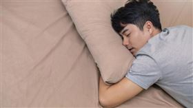 《美國心臟協會》（AHA）今年初所發布的報告 ，具有「多重睡眠障礙」問題的族群，包括入睡困難、半夜易甦醒、睡眠不足6小時，罹患心臟病的風險比起睡眠品質較好者多出近3倍。《神經科學》（Neuroscience） 的動物試驗指出，番紅花萃取物中的「番紅花酸」（trans-crocetin）物質，能夠抑制大鼠大腦中的「麩胺酸」（為動物中樞神經系統的興奮性神經傳遞物質）傳遞幫助放鬆神經