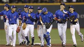 12強台灣隊確定晉級複賽　球員神情愉悅世界12強棒球賽台灣隊17日預賽第4戰以11比3擊敗澳洲隊，奪下預賽第3勝，也確定闖進4強複賽，賽後選手在場中開心慶祝後回休息區，神情輕鬆愉快。中央社記者張新偉攝  113年11月17日