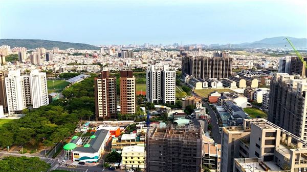一名女網友表示，父母問她要選2680萬元的3房大樓，或是2000萬元現金，讓她很難抉擇。（示意圖／資料照）