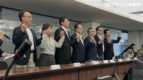 民眾黨召開中央委員會後記者會，大家手牽手站成一排，高喊「力挺柯文哲、團結民眾黨」。（圖／記者詹宜庭攝影）