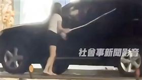 雲林熱褲妹「又踹又砸BMW」拖把慘被打歪