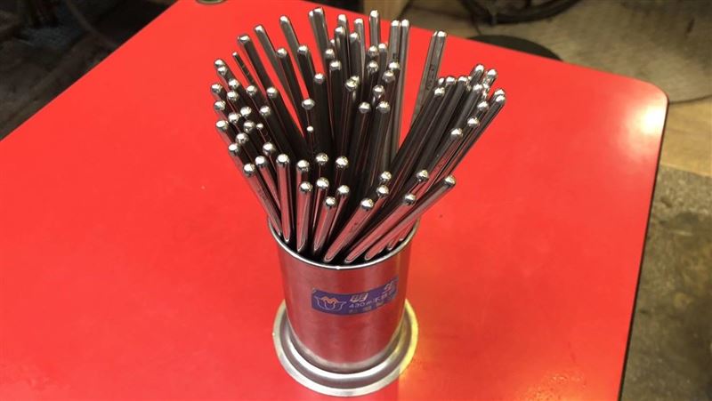 萬華米其林名店出包！筷子黏衛生紙、肉末