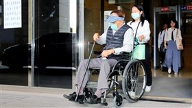 鄭文燦涉貪案  楊兆麟坐輪椅出庭（1）前桃園市長鄭文燦涉貪案，檢方起訴11人，桃園地方法院18日傳喚台塑企業總管理處前總經理楊兆麟（前），楊兆麟稱近日健康狀況不佳，上午坐著輪椅現身桃園地院開準備程序庭。中央社記者吳睿騏桃園攝  113年11月18日