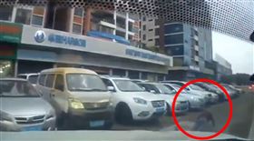 中國男在停車場做伏地挺身遭司機直接輾過
（圖／翻攝自Ｘ平台）