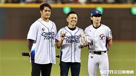 ▲世界12強棒球錦標賽，林智勝擔任開球打者、陳耀訓（中）開球。（圖／記者劉彥池攝影）