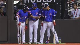 ▲世界12強賽，台灣隊打擊教練彭政閔與選手討論情蒐資料。（圖／中華棒協提供）