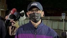 88會館負責人郭哲敏羈押逾1年  5000萬交保引爆檢警出入爭議場所風波的「88會館」負責人郭哲敏（中）涉經營線上博弈網站及地下通匯，不法獲利達新台幣16億元，2023年8月被警方從泰國解送回台歸案，並羈押禁見至今，新北地院8日裁定郭哲敏以新台幣5000萬元交保，並施以電子監控。中央社記者高華謙攝  113年11月8日