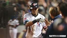 ▲世界12強棒球錦標賽，台灣隊指定打擊吉力吉撈・鞏冠敲出二壘安打送回岳東華。（圖／記者劉彥池攝影）