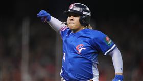 ▲世界12強，吉力吉撈．鞏冠開轟用撞胸與教練慶祝。（圖／中華棒協提供）