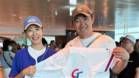 賈永婕（左）歡迎內川聖一來到101（圖／翻攝自臉書）