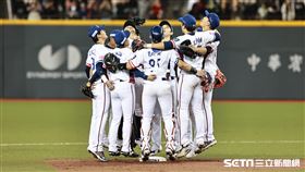 ▲世界12強棒球錦標賽，台灣隊2：0完封古巴隊，球員賽後擊掌慶祝勝利。（圖／記者劉彥池攝影）