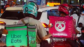 勞動部表態反對外送平台併購案（2）Uber Eats優食台灣先前宣布將併購foodpanda富胖達台灣外送事業，不過勞動部已正式函文給公平會表達反對意見。公平會16日表示，此案尚在補件階段，未來立案審議後，勞動部意見會提供至委員會供參考。圖為2大外送平台外送員傍晚穿梭在台北市萬華區街頭。中央社記者裴禛攝  113年10月16日