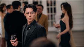 王鶴棣在《以愛為營》飾演霸氣的總裁。（圖／中天娛樂台提供）