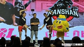 南山高中新球季由「帥弟」林育正（中）掌兵符，將全力拚衛冕。（圖／記者蔡厚瑄攝影）
