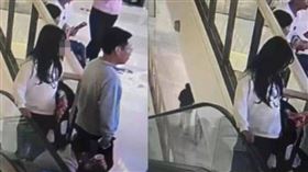 ▲大陸山東省濟寧市萬象匯商場日前發生一起令人揪心的墜落事件，引發廣泛關注。（圖／翻攝自微博）