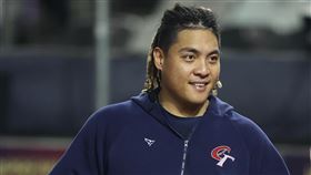 12強台日戰吉力吉撈首登場  聽球迷吶喊很感動世界12強棒球賽台灣隊吉力吉撈．鞏冠（圖）16日在預賽台日戰首度出賽，6局下代打上場。他17日賽前受訪表示，「還滿開心的，終於有機會可以上場，雖然結果不太好，但聽到球迷吶喊很感動」。中央社記者張新偉攝  113年11月17日