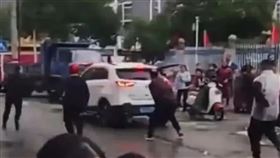 中國再傳無差別攻擊！湖南省常德市鼎城區一處國小門口今天（19日）上午發生惡意衝撞事件，有多國小學童被男子撞開車撞傷倒地，嫌犯已被當場逮捕，但中國官方尚未公布確切傷亡人數。
