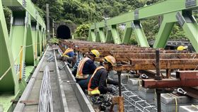 台鐵公司搶修西小清水溪橋。（圖／交通部提供）
