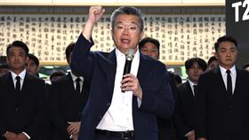 ▲台灣隊12強代表隊桃園機場出發，蔡其昌喊話把東京變成主場。（圖／中職提供）